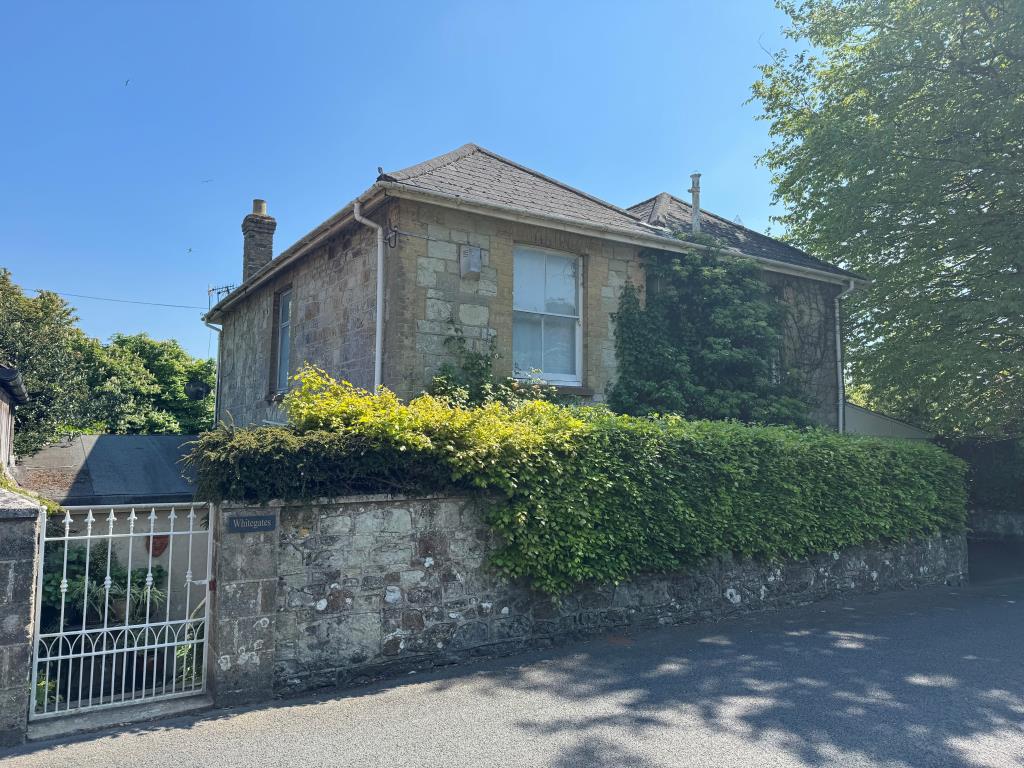 Lot: 64 - ATTRACTIVE VICTORIAN VILLA WITH PREVIOUS STRUCTURAL MOVEMENT ON A DOUBLE WIDTH PLOT - View of the house from the road